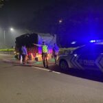 Sigap! Polisi Lombok Barat Bantu Pengendara Truk Pecah Ban Saat Patroli