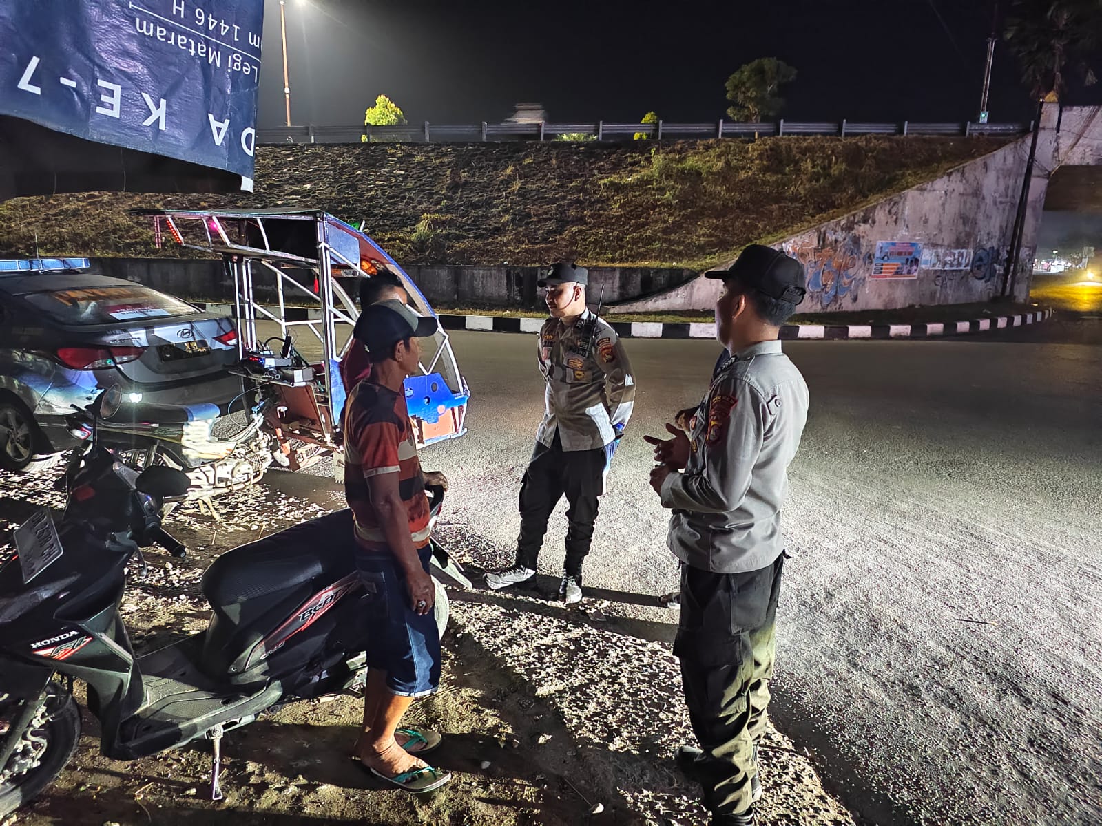Polsek Kediri Intensifkan Patroli Malam, Sampaikan Himbauan Kamtibmas Langsung ke Warga Lelede