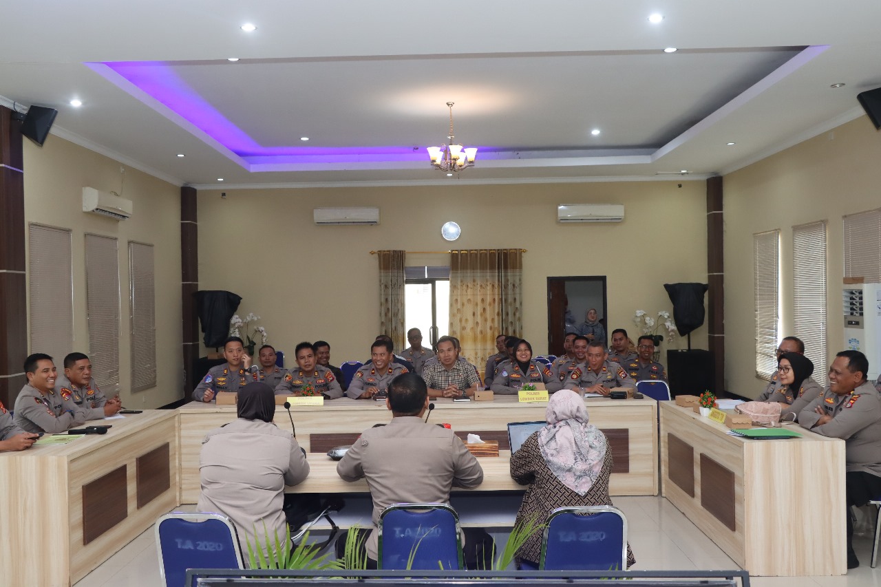 Lombok Barat, NTB – Tim dari Pusat Penelitian dan Pengembangan (Puslitbang) Kepolisian Republik Indonesia (Polri) menggelar penelitian penting di Polda Nusa Tenggara Barat (NTB) pada hari Selasa (29/4/2025). Kegiatan yang berfokus pada peningkatan profesionalitas anggota Polri serta mitigasi potensi pelanggaran etik ini dilaksanakan di Mapolres Lombok Barat. Melibatkan personel dari Polres Lombok Barat dan Polres Lombok Utara. Kegiatan ini dihadiri oleh sejumlah pejabat utama dari kedua Polres serta perwakilan anggota. Ketua Tim Puslitbang Polri, Kombes Pol A. Widihandoko, S.H., M.H., memimpin langsung jalannya penelitian. Turut hadir Wakapolres Lombok Barat, Kompol Kadek Metria, S.Sos., S.H., M.H., dan Wakapolres Lombok Utara, Kompol Adhika Ginanjar W., S.E., M.Si., beserta tim dari Puslitbang Polri. Sambutan Hangat dan Harapan Peningkatan Kualitas SDM Mengawali kegiatan, Kapolres Lombok Barat, Polda NTB, AKBP Yasmara Harahap, S.I.K., melalui Wakapolres Lombok Barat, Kompol Kadek Metria, menyoroti jumlah personel di wilayah hukumnya. "Kami berharap dengan adanya penelitian ini, akan ada masukan yang konstruktif bagi pimpinan dalam mengambil kebijakan terkait peningkatan profesionalitas dan pengembangan personel," ujar Kompol Kadek Metria dalam sambutannya. Mitigasi Etik Ketua Tim Puslitbang Polri, Kombes Pol A. Widihandoko, dalam paparannya menyampaikan latar belakang dilaksanakannya penelitian ini. Menyoroti maraknya pelanggaran kode etik yang dilakukan oleh oknum anggota Polri, yang berdampak signifikan terhadap citra institusi di mata masyarakat. "Pelanggaran etik ini menjadi landasan bagi kami untuk melaksanakan kegiatan mitigasi etik. Tujuannya adalah untuk mengidentifikasi akar permasalahan, mengurangi risiko terjadinya pelanggaran di masa depan, serta meningkatkan profesionalisme seluruh anggota Polri," tegas Kombes Pol A. Widihandoko. Menambahkan bahwa hasil dari penelitian ini akan menjadi bahan masukan penting bagi pimpinan Polri dalam merumuskan langkah-langkah kebijakan yang lebih efektif. Diskusi Mendalam dan Pengumpulan Data Setelah sesi paparan, kegiatan dilanjutkan dengan sesi Focus Group Discussion (FGD) dan wawancara yang dipandu oleh AKBP Ade Chadidjah, S.Sos., dan Konsultan dari Badan Riset dan Inovasi Nasional (BRIN), Dini Dwi Kusumaningrum, S.Sos., M.Si. Sesi ini bertujuan untuk menggali perspektif dan pengalaman langsung dari para personel terkait profesionalitas dan tantangan etika yang mereka hadapi dalam bertugas. Selain itu, para Pejabat Utama (PJU) dari Polres Lombok Barat dan Lombok Utara serta perwakilan personel juga mengisi kuesioner yang telah disiapkan oleh tim Puslitbang Polri. Pengumpulan data melalui FGD, wawancara, dan kuesioner ini diharapkan dapat memberikan gambaran yang komprehensif mengenai kondisi profesionalitas dan potensi risiko etik di lingkungan Polda NTB, khususnya di wilayah Lombok Barat dan Lombok Utara. Kegiatan penelitian ini diakhiri dengan sesi penutup dan foto bersama sebagai bentuk dokumentasi. Langkah selanjutnya adalah Tim Puslitbang Polri akan menganalisis data yang terkumpul untuk kemudian merumuskan rekomendasi yang akan disampaikan kepada pimpinan Polri. Diharapkan, hasil penelitian ini dapat menjadi landasan penting dalam upaya berkelanjutan untuk meningkatkan profesionalitas dan integritas seluruh anggota Polri. Serta meminimalisir terjadinya pelanggaran etik demi terwujudnya Polri yang semakin dipercaya dan dicintai masyarakat.