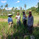 Bhabinkamtibmas Desa Giri Tembesi Berikan Motivasi dan Saran Pertanian kepada Petani