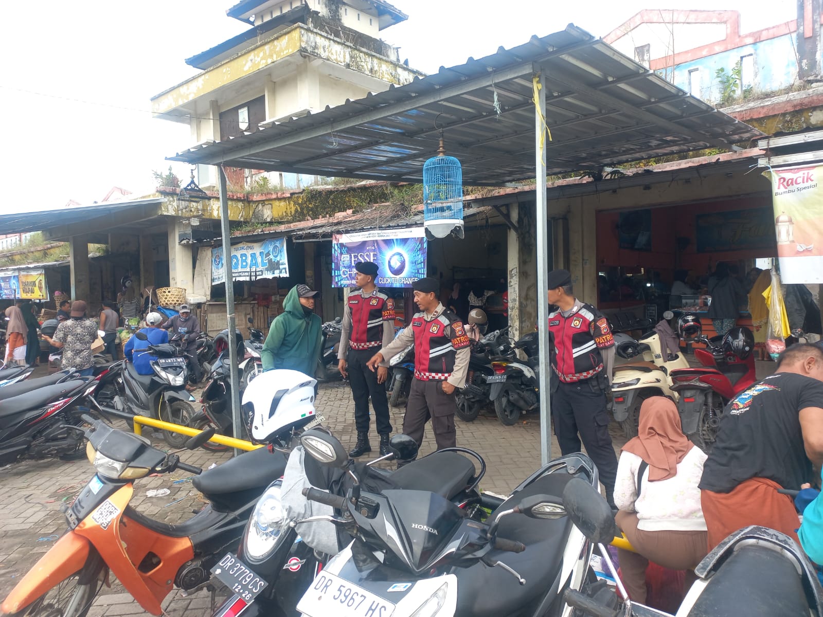 Polres Lombok Barat Kenalkan KEMOS dalam Patroli Pasar Kediri
