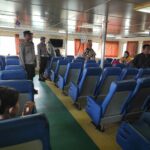 Lombok Barat, NTB - Kepolisian Sektor (Polsek) Kawasan Pelabuhan Lembar, di bawah naungan Polres Lombok Barat, Polda NTB, terus meningkatkan langkah-langkah pengamanan di area pelabuhan. Hal ini dilakukan sebagai upaya preventif untuk mengantisipasi potensi tindak premanisme dan praktik percaloan yang dapat meresahkan para pengguna jasa penyeberangan. Terutama menjelang akhir pekan yang biasanya mengalami peningkatan volume penumpang. Kegiatan pengamanan intensif ini terlihat pada Jumat (9/5/2025) sekitar pukul 10.00 WITA di Dermaga 1 PT. ASDP Lembar. Personel Polsek Kawasan Pelabuhan Lembar tampak bahu-membahu dengan pihak Otoritas Pelabuhan Lembar dalam mengawasi proses pemuatan kendaraan ke atas Kapal. Salah satunya Kapal Motor Penumpang (KMP) RHAMA GIRI NUSA yang melayani rute penyeberangan Lembar menuju Padangbai, Bali. Kapolres Lombok Barat, Polda NTB, AKBP Yasmara Harahap, S.I.K., melalui Kapolsek Kawasan Pelabuhan Lembar, Ipda Imran, menyampaikan bahwa pengamanan ini merupakan bagian dari komitmen Polri. Untuk memberikan rasa aman dan nyaman kepada masyarakat, khususnya para pengguna jasa transportasi laut. Pengecekan Ketat dan Imbauan Proaktif Dalam kegiatan pengamanan tersebut, petugas tidak hanya fokus pada kelancaran proses embarkasi. Mereka juga melakukan pengecekan terhadap surat-surat kendaraan yang akan menyeberang. Lebih dari itu, imbauan proaktif juga disampaikan kepada para sopir dan penumpang terkait potensi gangguan keamanan. "Kami secara aktif mengimbau kepada seluruh pengguna jasa penyeberangan untuk segera melaporkan kepada petugas apabila menemukan atau mencurigai adanya praktik premanisme maupun aksi percaloan di sekitar area pelabuhan," tegas Ipda Imran di sela-sela kegiatan pengamanan. Edukasi Penumpang untuk Keamanan dan Ketertiban Selain mengantisipasi tindakan kriminal, personel Polsek Lembar juga memberikan himbauan kepada para penumpang kapal. Mereka mengingatkan agar selalu menjaga barang bawaan masing-masing dan mengikuti antrian sesuai dengan tiket yang dimiliki. Kepatuhan terhadap peraturan di atas kapal juga menjadi fokus utama dalam edukasi yang disampaikan. "Kami harapkan para penumpang dapat bekerja sama dengan petugas dan mematuhi semua aturan yang berlaku demi kelancaran dan keamanan perjalanan," ujar Ipda Imran. "Dengan kesadaran dan partisipasi aktif dari masyarakat, kita dapat menciptakan lingkungan pelabuhan yang kondusif dan terbebas dari gangguan." Komitmen Polsek Kawasan Pelabuhan Lembar untuk Pelayanan Terbaik Langkah-langkah pengamanan yang dilakukan oleh Polsek Kawasan Pelabuhan Lembar ini menunjukkan keseriusan pihak kepolisian dalam memberikan pelayanan terbaik kepada masyarakat. Kehadiran polisi di tengah-tengah aktivitas pelabuhan diharapkan dapat memberikan efek jera bagi pelaku tindak kejahatan sekaligus memberikan rasa aman bagi para pengguna jasa penyeberangan.