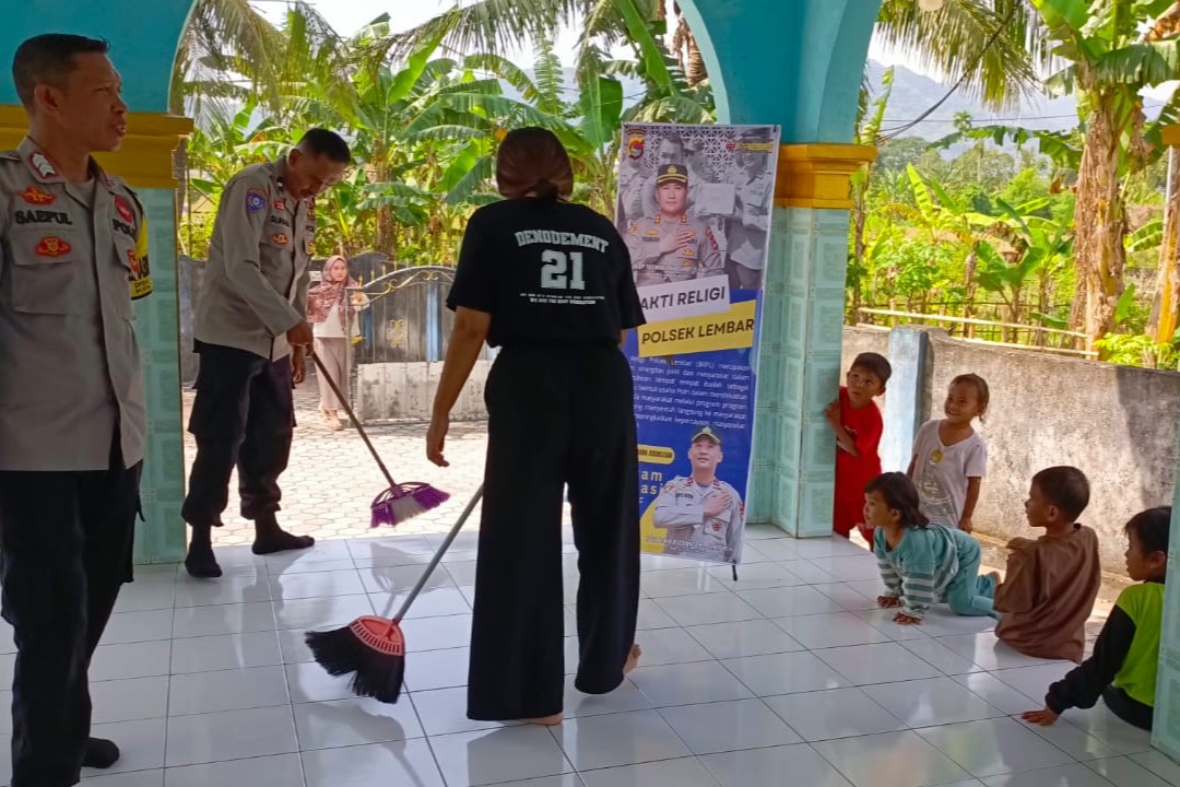 Bakti Religi Polsek Lembar: Ciptakan Lingkungan Ibadah Bersih dan Nyaman