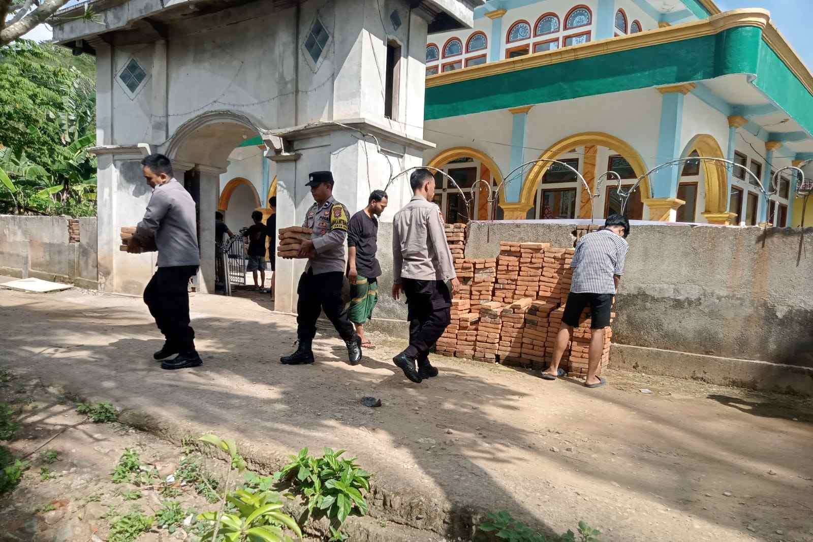 Polri Dekat Masyarakat: Polsek Sekotong Adakan Aksi Sosial di Taman Sejati