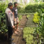 Bhabinkamtibmas Banyumulek Edukasi Warga Soal Kebun Pekarangan