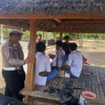 Lombok Barat, NTB – Kepolisian Sektor Sekotong, Polres Lombok Barat, Polda NTB, terus menunjukkan komitmennya dalam menjaga stabilitas keamanan dan ketertiban masyarakat (kamtibmas). Upaya ini diwujudkan melalui giat patroli rutin yang menyasar obyek vital dan obyek wisata, salah satunya Pantai Kemos di Desa Sekotong Barat. Kegiatan ini bertujuan utama untuk mengantisipasi tindak kriminalitas 3C (Curas, Curat, Curanmor) serta berbagai potensi gangguan kamtibmas lainnya. Patroli Rutin Demi Rasa Aman Pengunjung dan Pengelola Wisata Pada Senin, 2 Juni 2025, sekitar pukul 12.30 WITA hingga selesai, Personel Polsek Sekotong melaksanakan patroli intensif di Pantai Kemos yang menjadi salah satu destinasi favorit di wilayah Sekotong menjadi fokus utama kegiatan ini, Senin (2/6/2025). Kapolres Lombok Barat, Polda NTB, AKBP Yasmara Harahap, S.I.K., melalui Kapolsek Sekotong Iptu I Ketut Suriarta, S.H., M.I.Kom., menegaskan bahwa selain pengawasan terhadap potensi tindak kejahatan, patroli juga difokuskan untuk memberikan rasa aman dan nyaman bagi masyarakat serta para pengelola obyek wisata. "Kami secara rutin melaksanakan patroli di obyek vital dan obyek wisata. Ini adalah bentuk kehadiran polisi di tengah masyarakat, memastikan bahwa mereka dapat beraktivitas dengan tenang dan aman," ujar Iptu I Ketut Suriarta, S.H., M.I.Kom., saat ditemui secara terpisah. Kapolsek menambahkan bahwa kegiatan ini bukan hanya sekadar patroli fisik, tetapi juga sebagai sarana komunikasi dua arah antara kepolisian dan masyarakat. Edukasi dan Himbauan untuk Kewaspadaan Bersama Dalam pelaksanaannya, personel Polsek Sekotong tidak hanya melakukan pengawasan, tetapi juga aktif memberikan himbauan kepada masyarakat dan pengelola obyek wisata Pantai Kemos. Himbauan tersebut mencakup pentingnya untuk selalu waspada terhadap lingkungan sekitar dan mewaspadai perubahan cuaca ekstrem yang dapat terjadi kapan saja. Hal ini mengingat wilayah Sekotong yang juga rentan terhadap dampak cuaca tak menentu, khususnya bagi aktivitas di area pantai. "Kami mengingatkan kepada seluruh masyarakat, khususnya pengelola dan pengunjung Pantai Kemos, untuk selalu meningkatkan kewaspadaan. Perhatikan barang bawaan, dan jangan ragu untuk melapor jika melihat hal-hal yang mencurigakan," jelasnya. Selain itu, kolaborasi dan sinergi dengan aparat kepolisian juga terus digalakkan guna menciptakan sitkamtibmas yang benar-benar kondusif. "Keamanan adalah tanggung jawab kita bersama," tegasnya. Respon Positif dari Masyarakat Kehadiran personel kepolisian di lokasi obyek wisata Pantai Kemos secara langsung dirasakan manfaatnya oleh masyarakat. Banyak yang menyambut baik kegiatan patroli ini karena dapat memberikan rasa aman dan nyaman, terutama di tengah potensi keramaian dan peningkatan aktivitas wisata. "Kami sangat senang dengan adanya patroli dari polisi. Rasanya lebih tenang kalau ada bapak-bapak polisi yang berpatroli di sini, apalagi ini kan tempat wisata, jadi bisa mencegah hal-hal yang tidak diinginkan," ungkap salah seorang pengelola warung di Pantai Kemos yang enggan disebutkan namanya. Respon positif ini menjadi indikasi keberhasilan Polsek Sekotong dalam membangun kepercayaan dan kemitraan dengan masyarakat.