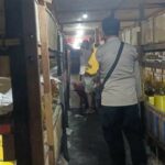 Bhabinkamtibmas Ombe Baru Dorong Ketahanan Pangan Lewat Kunjungan ke Peternak Ayam