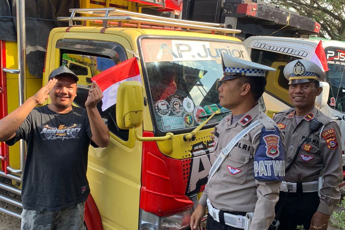 Tugu Tank Gerung Jadi Titik Patriotisme: Polantas Bagikan Bendera Merah Putih