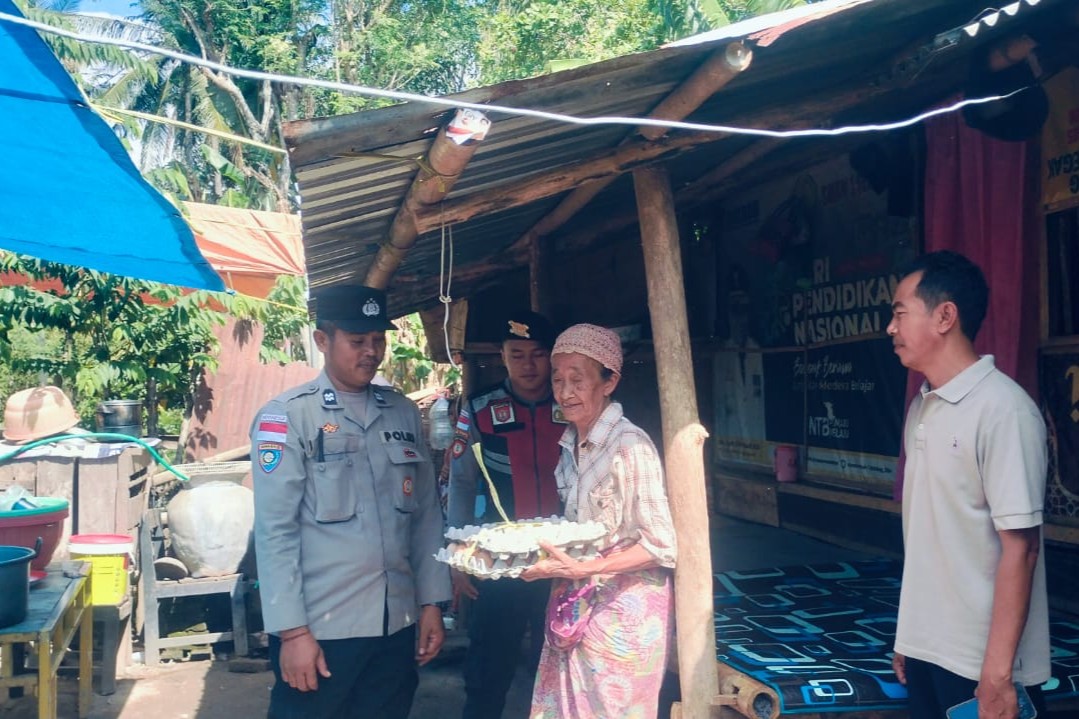Hadir untuk Warga, Polsek Sekotong Bagikan Bantuan Nutrisi di Dusun Bertong Barat