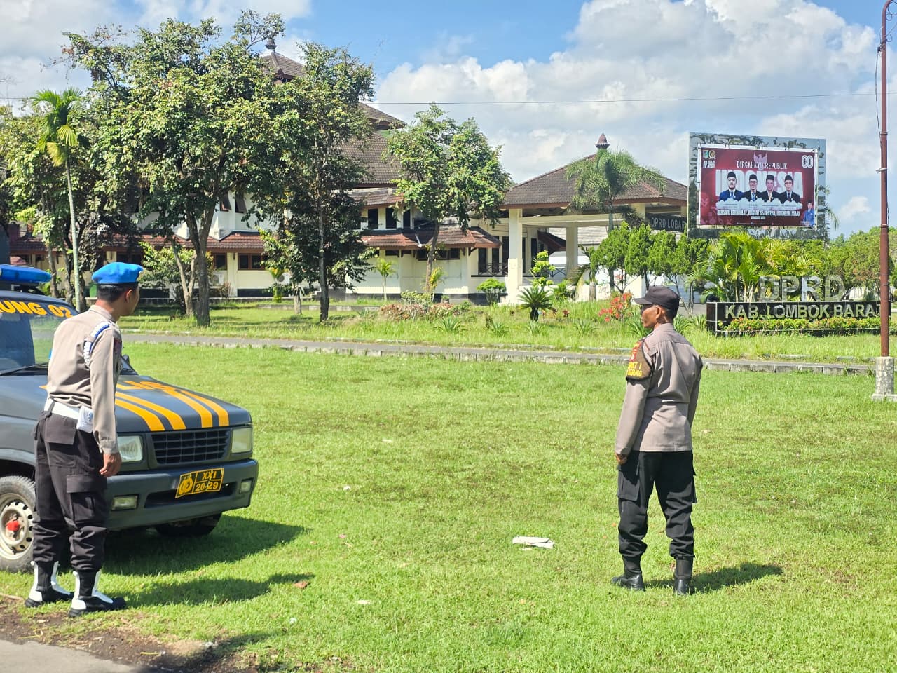 Patroli Humanis Polsek Gerung Jaga Stabilitas Keamanan di Wilayah Pemerintahan