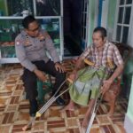 Polri Hadir untuk Masyarakat: Bantuan Tongkat Disalurkan di Desa Lembar Selatan, Lombok Barat