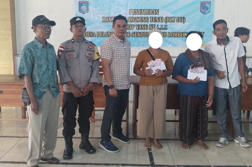 Jamin Distribusi Aman, Bhabinkamtibmas Hadir di Penyaluran BLT DD Pelangan